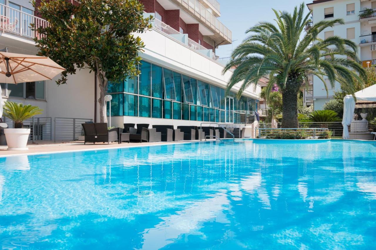 Hotel Haus Charlotte Сан Бенедето дел Тронто Екстериор снимка