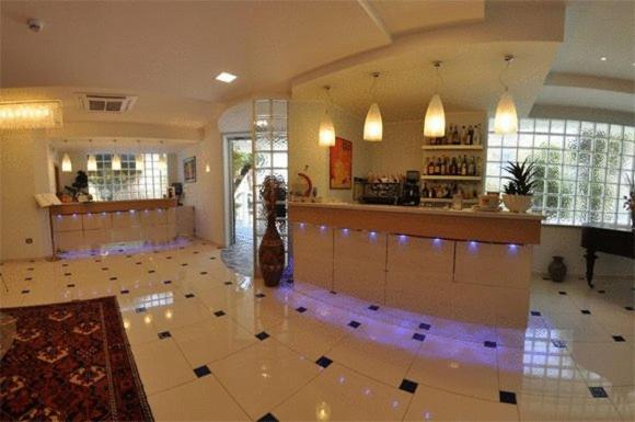 Hotel Haus Charlotte Сан Бенедето дел Тронто Екстериор снимка