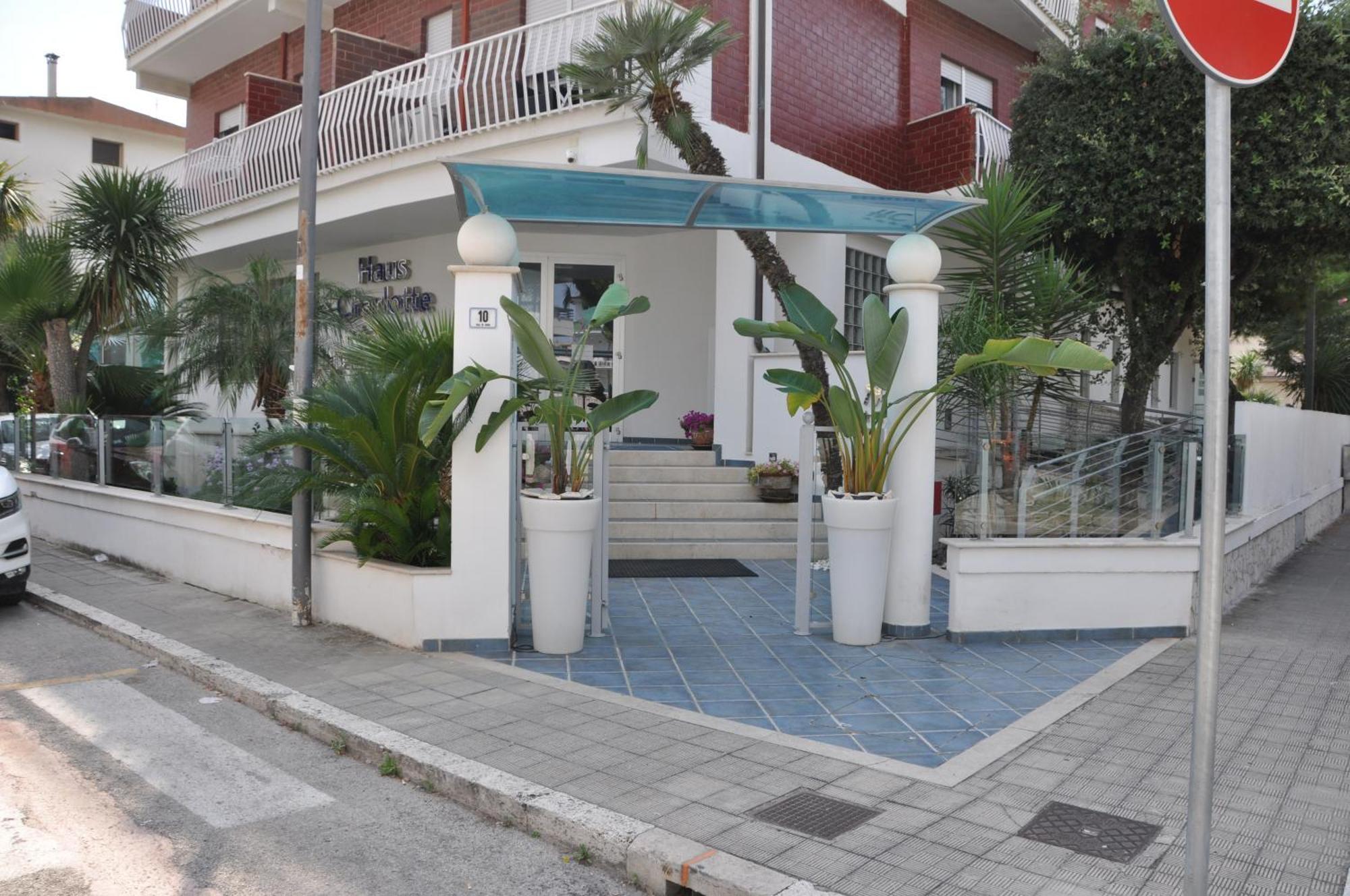 Hotel Haus Charlotte Сан Бенедето дел Тронто Екстериор снимка