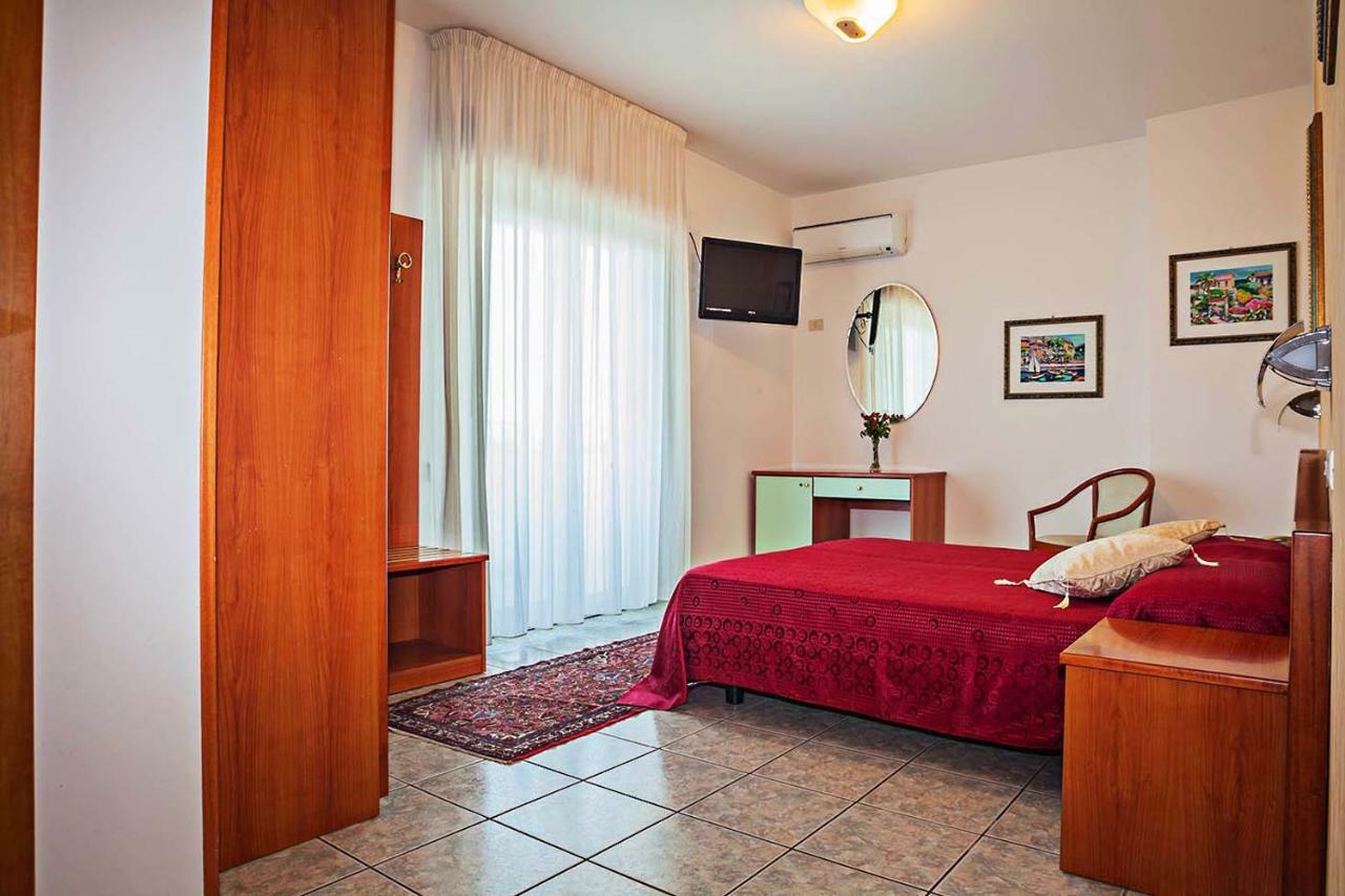 Hotel Haus Charlotte Сан Бенедето дел Тронто Екстериор снимка