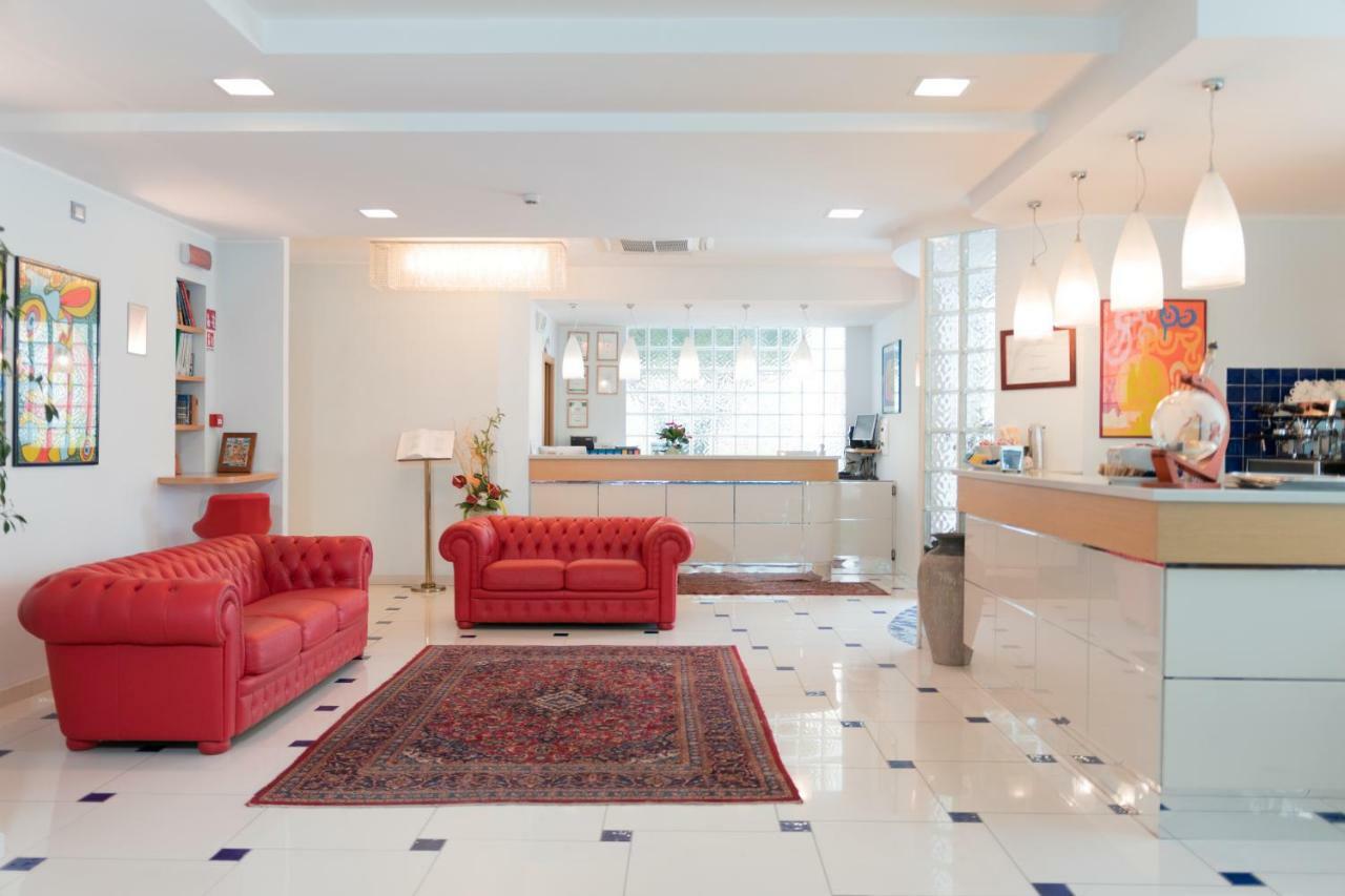 Hotel Haus Charlotte Сан Бенедето дел Тронто Екстериор снимка